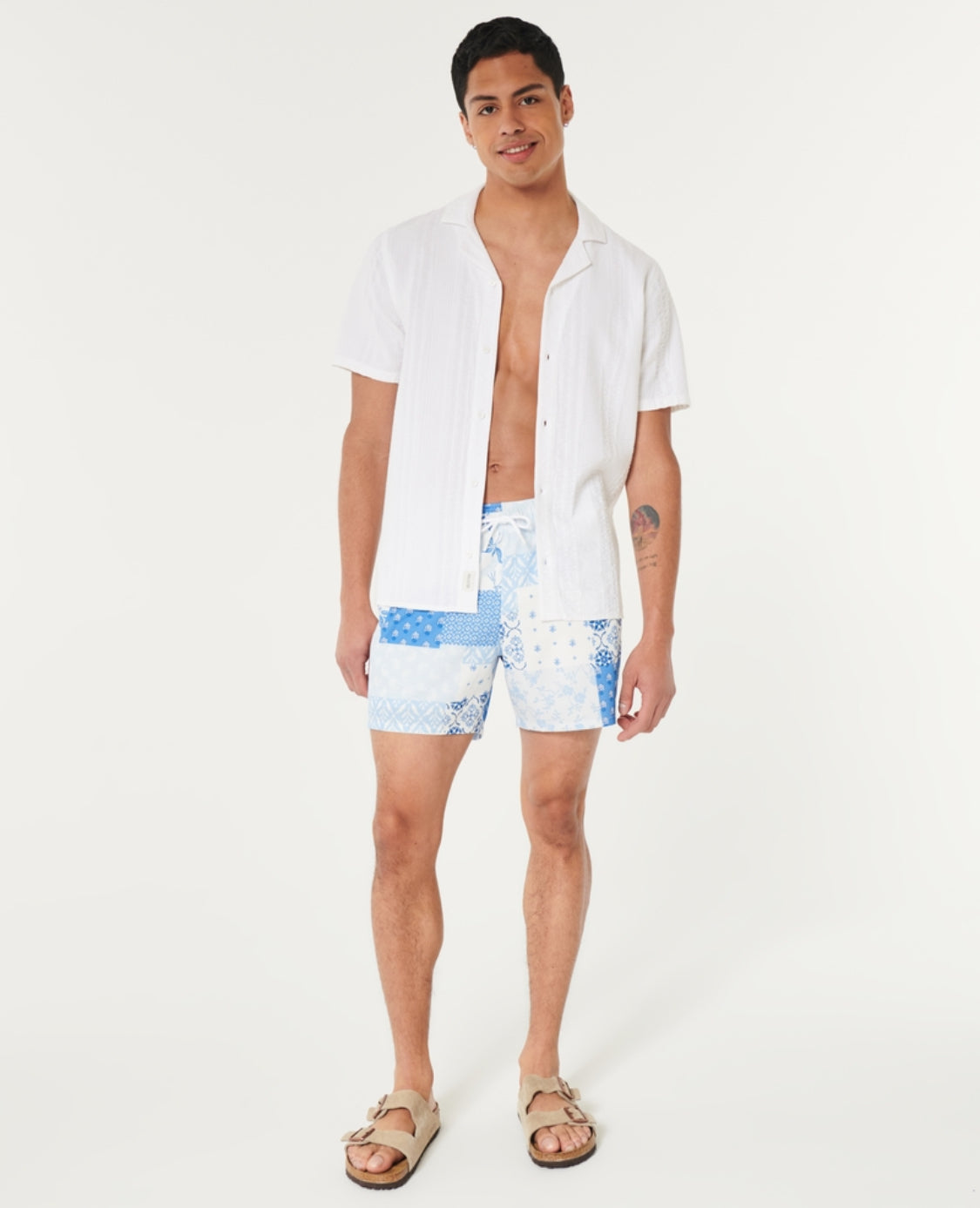 Short de bain style volley en tissu gaufré longueur mi-cuisse