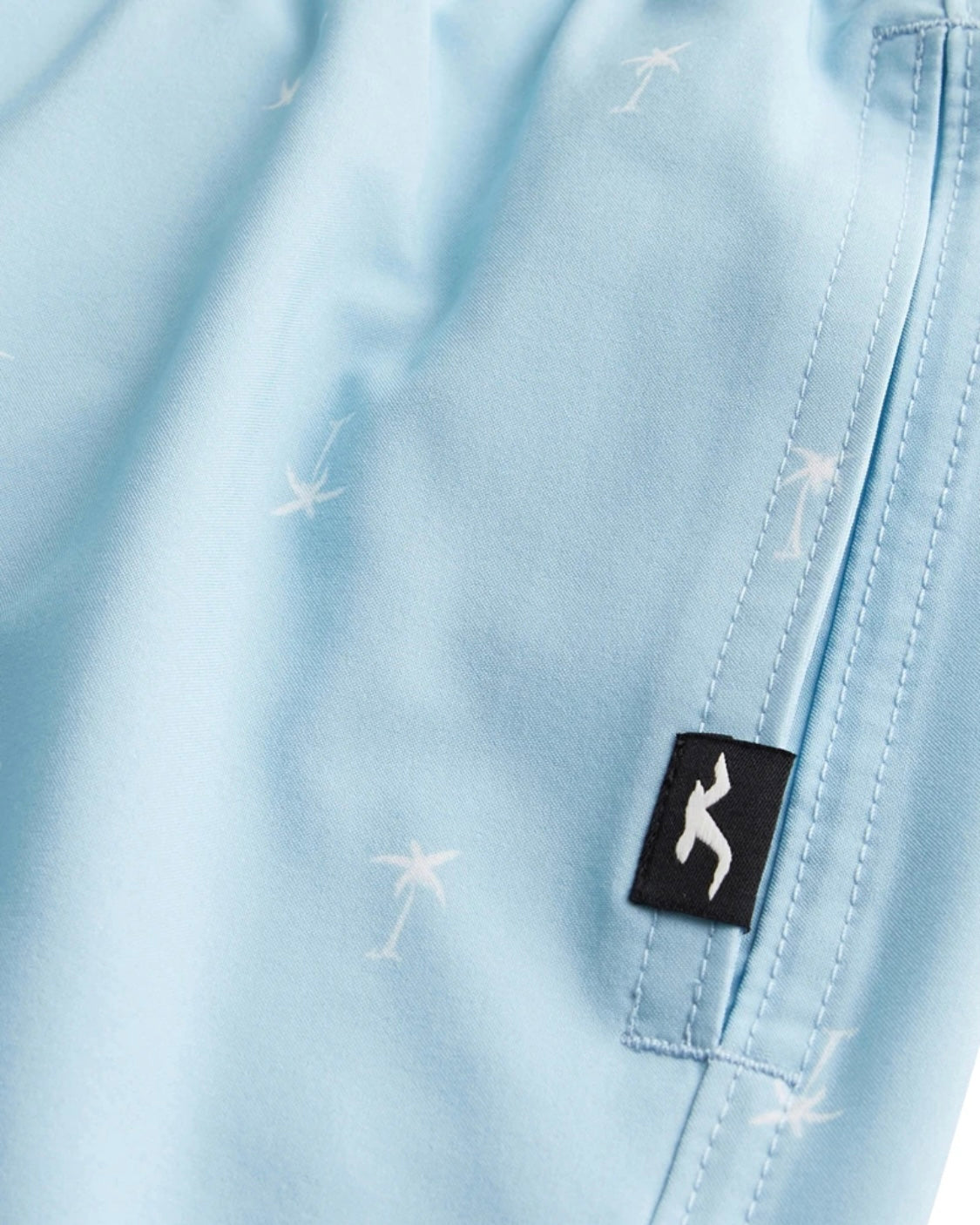 Short de bain style volley en tissu gaufré longueur mi-cuisse