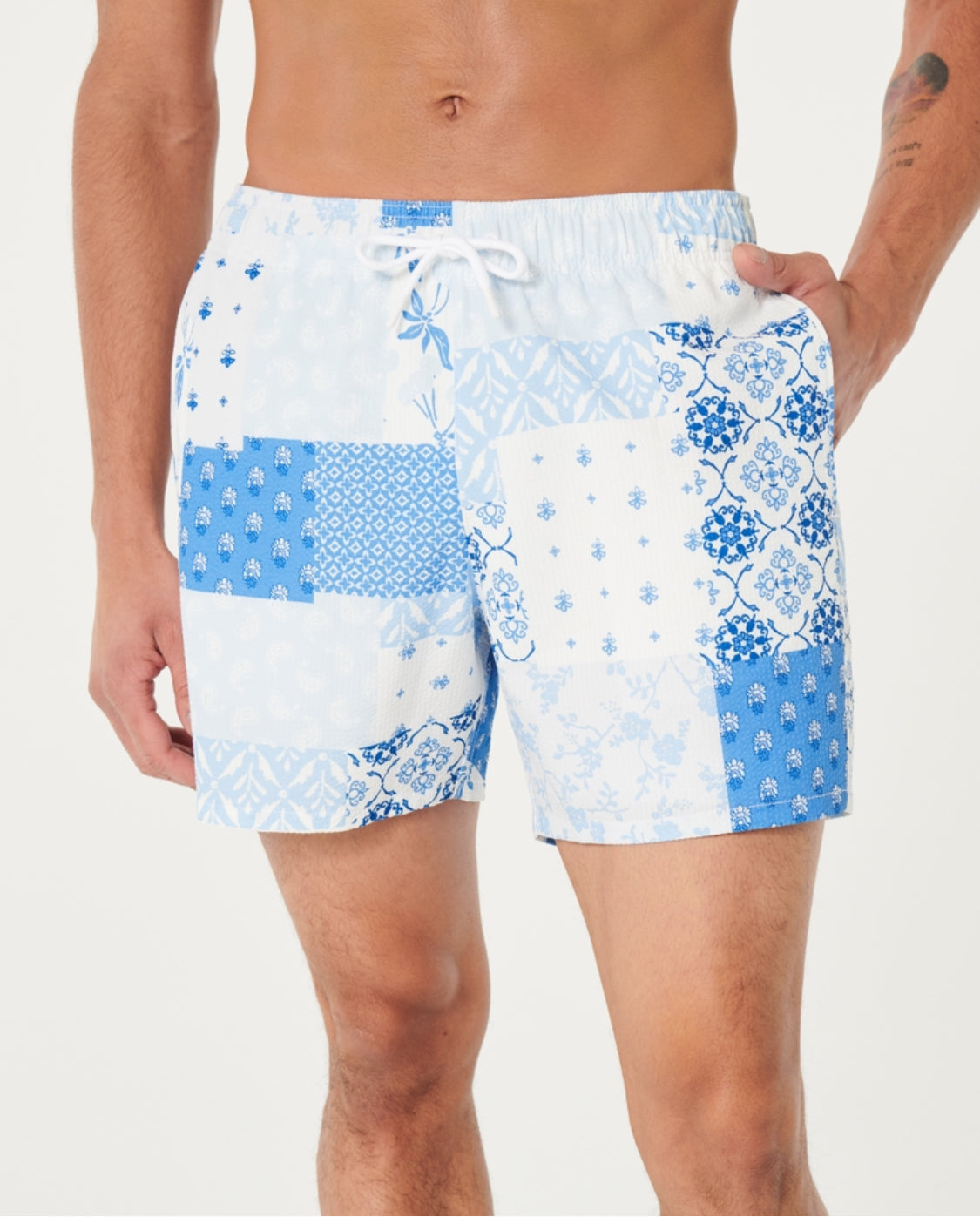 Short de bain style volley en tissu gaufré longueur mi-cuisse