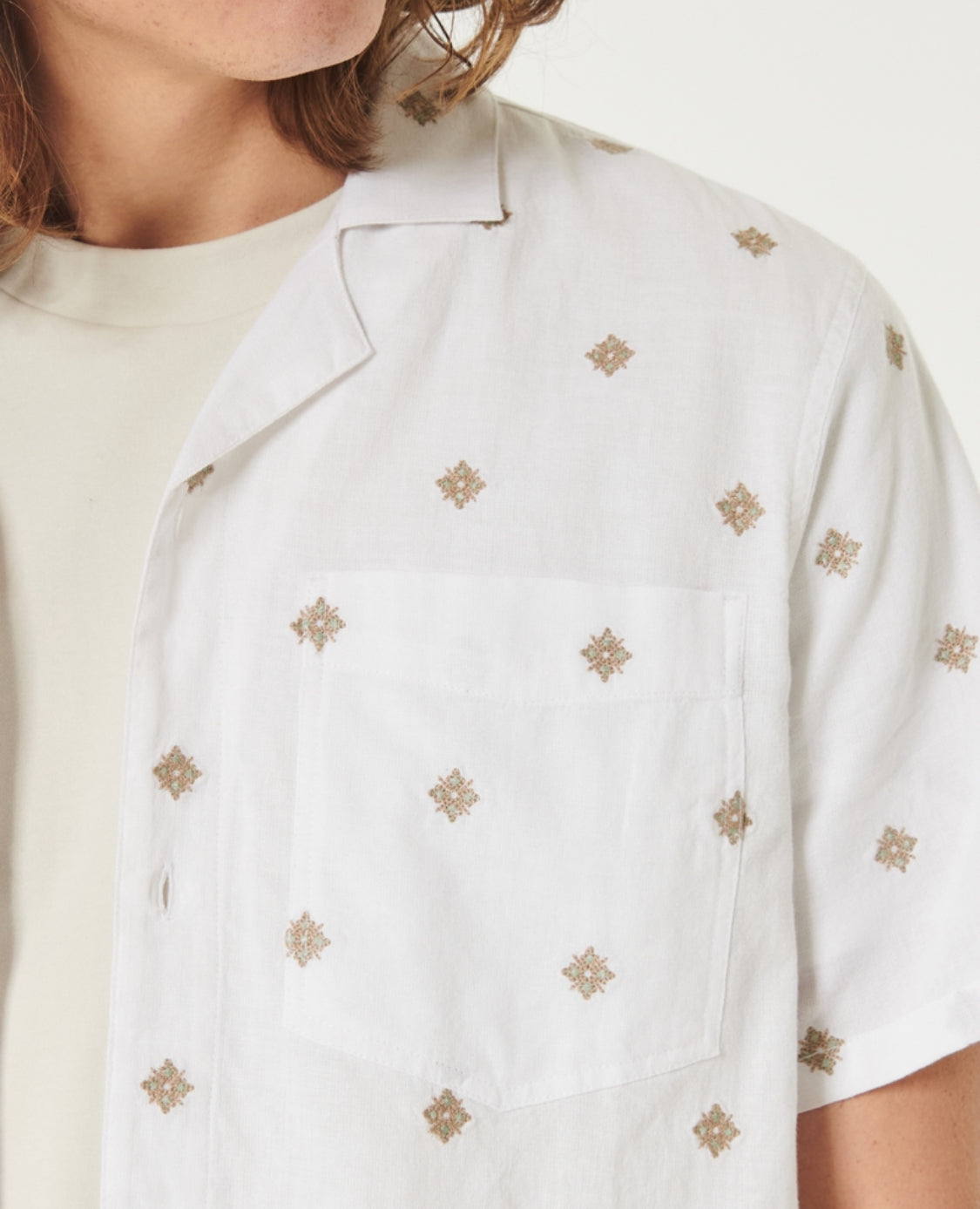 Chemise à manches courtes à motif brodé