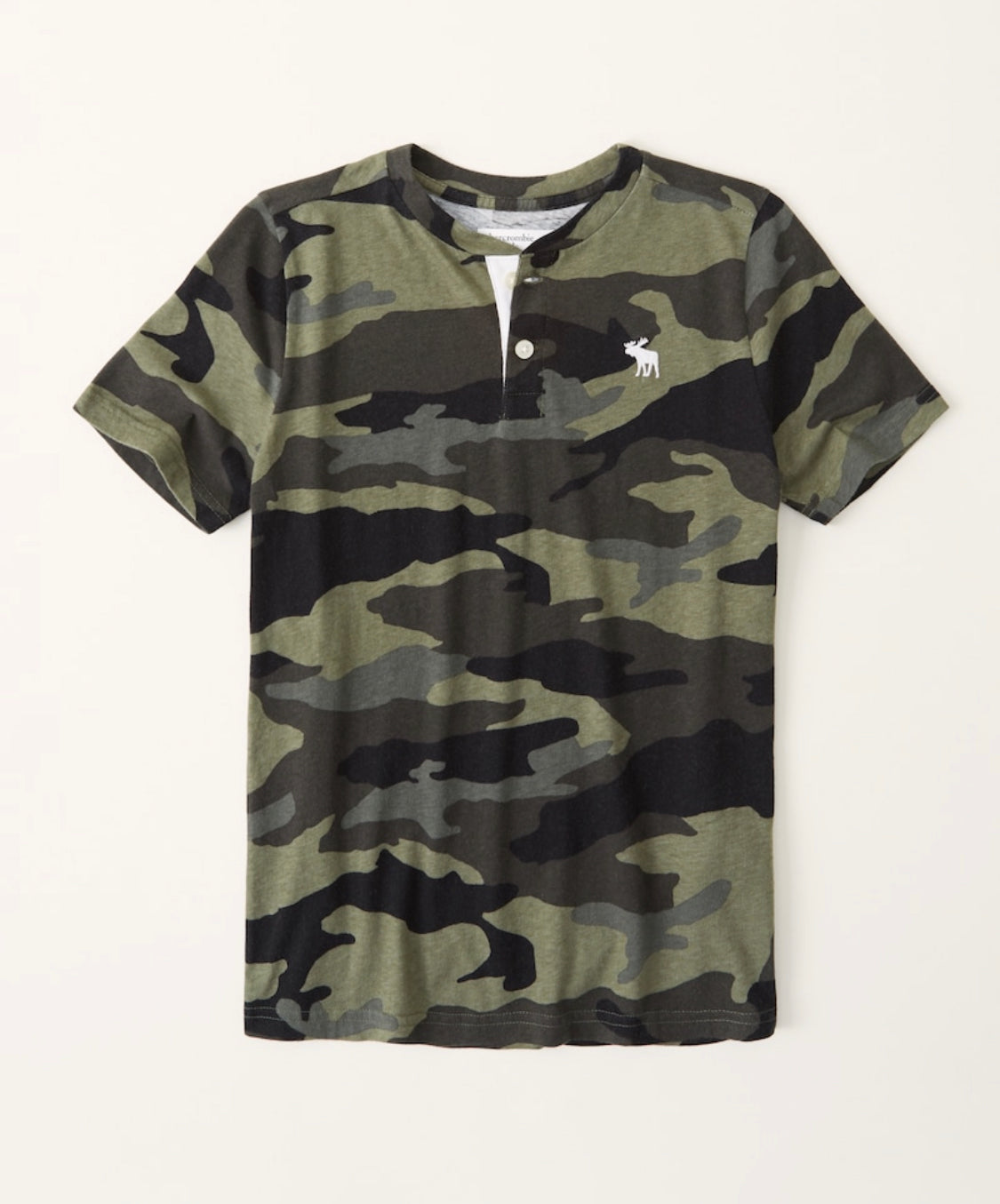 T-shirt col boutonné à motif camouflage et emblème